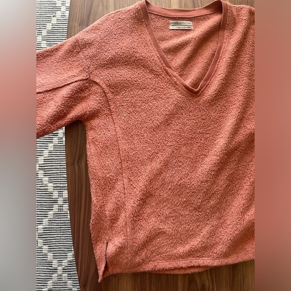 UO V-Neck - Picture 2 of 7